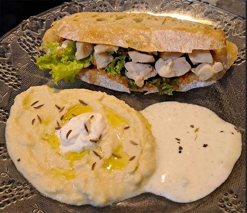 Sandwich x Hummus